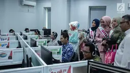 Peserta Puteri Muslimah Asia 2018 melihat ruangan monitoring Komisi Penyiaran Indonesia (KPI), Jakarta, Jumat (4/5). Kunjungan tersebut untuk mengenalkan peserta Puteri Muslimah Asia lebih dekat tugas dan tanggung jawab KPI. (Liputan6.com/Faizal Fanani)