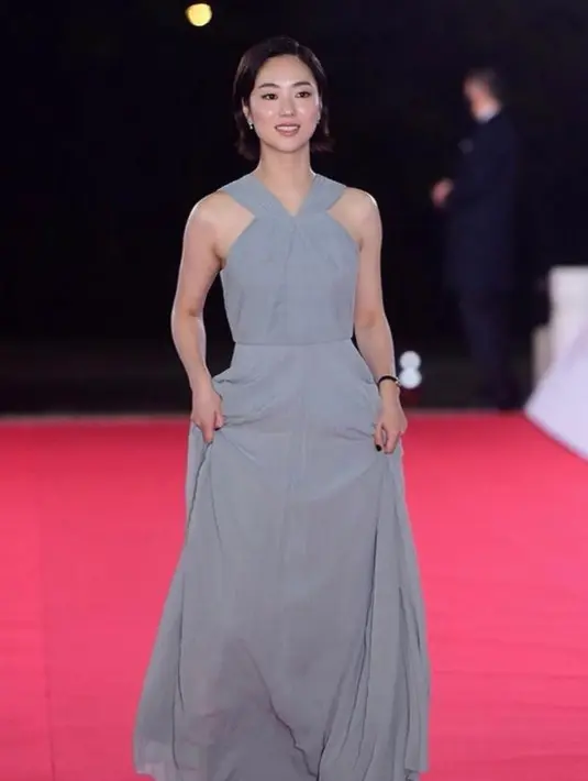 Lawan main Song Jong Ki di drama Korea Vincenzo, Jeon Yeo Been tampil cantik berbalut dress berpotongan A-line warna abu-abu. (Instagram/jeonyeobeen726).