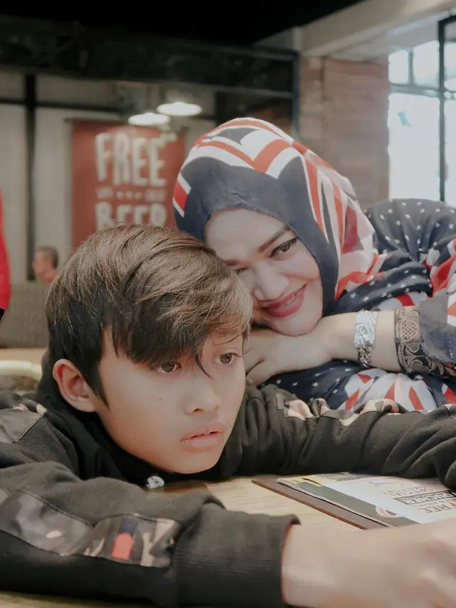 6 Potret Kenangan Manis Lina bersama Anak-Anaknya