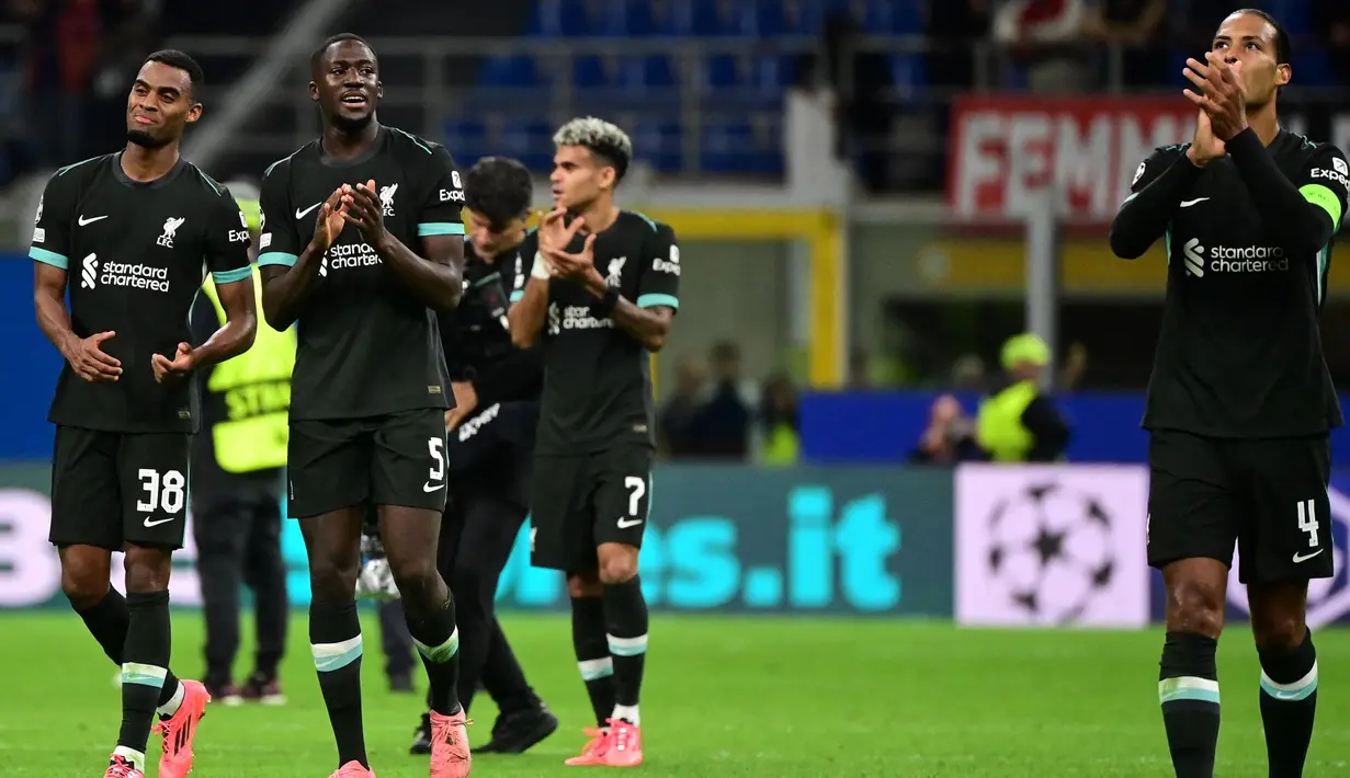 Pemain Liverpool Ryan Gravenberch, Ibrahima Konate dan Virgil van Dijk (kiri ke kanan) melakukan selebrasi usai memenangi matchday 1 League Phase Liga Champions 2024/2025 melawan AC Milan di Stadion San Siro, Milan, 17 September 2024. (PIERO CRUCIATTI/AFP)