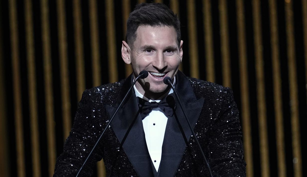 Catatan ini juga sekaligus meninggalkan rekor pesaing abadi La Pulga, Cristiano Ronaldo yang baru meraih lima trofi. Pada edisi Ballon d'Or 2021, CR7 harus terlempar dari tiga besar dan hanya puas menempati posisi keenam. (AP/Christophe Ena)