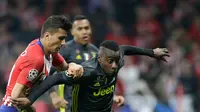 Gelandang Juventus, Blaise Matuidi berusaha melewati gelandang Atletico Madrid, Rodrigo Hernandez selama pertandingan 16 besar Liga Champions di stadion Wanda Metropolitano, Madrid (20/2). Atletico menang 2-0 atas Juventus. (AP Foto/Andrea Comas )