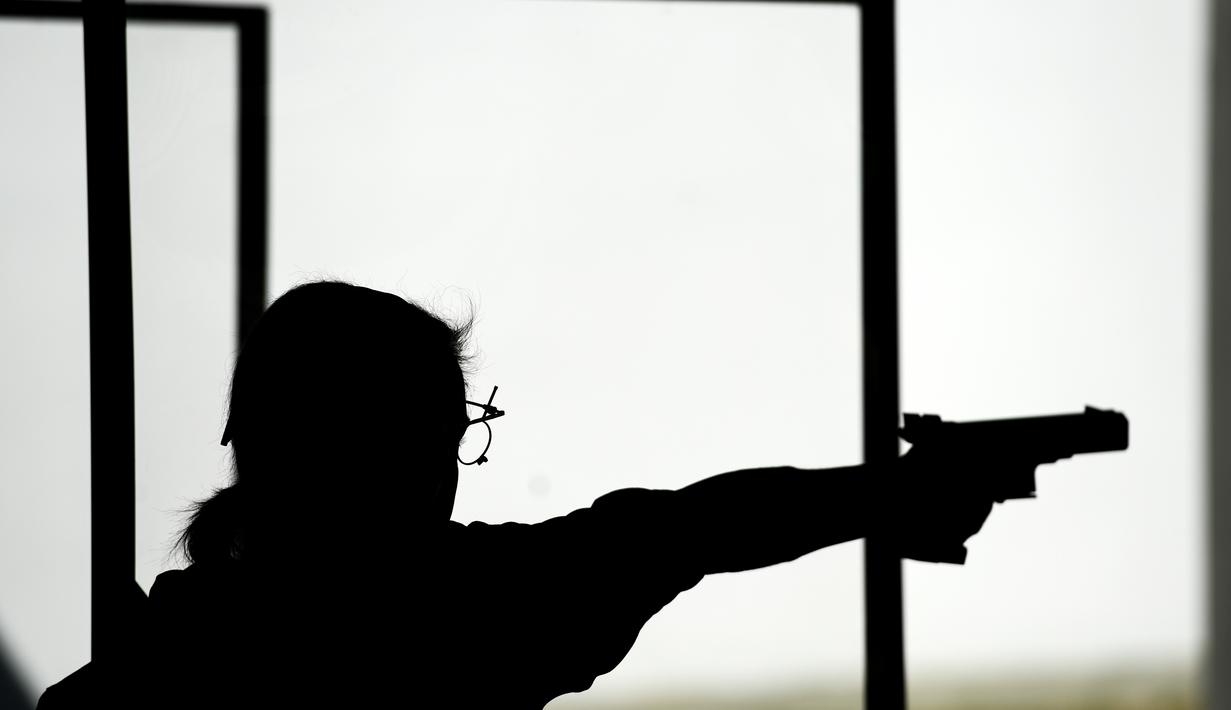 Katsiaryna Kruchanok dari Belarus bersaing dalam kualifikasi kejuaraan tembak wanita pistol 25m di Olimpiade Eropa 2019 di Minsk (25/6/2019). Pesta Olahraga Eropa ke-2 2019 di Minsk, Belarus dimulai dari 21 Juni sampai 30 Juni 2019. (AFP Photo/Kirill Kudryavtsev)