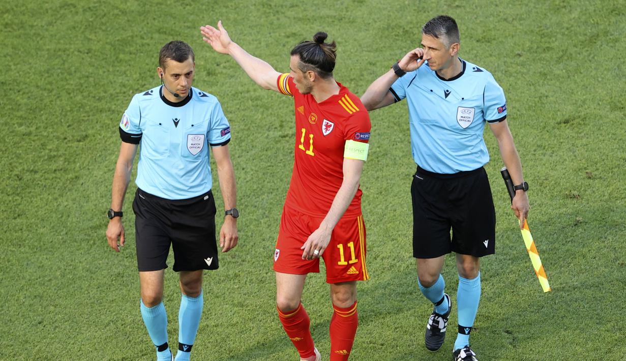 Striker Wales, Gareth Bale tidak bisa berbuat banyak hingga babak pertama usai. (Foto: AP/Naomi Baker/Pool)