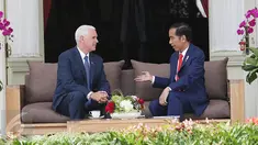 Presiden Joko Widodo berbincang dengan Wakil Presiden Amerika Serikat Michael R. Pence (Mike Pence) di Istana Merdeka, Jakarta, Kamis (20/4). Agenda kunjungan Mike Pence ke Indonesia, antara lain bertemu Presiden Jokowi. (Liputan6.com/Angga Yuniar)