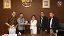 Direktur Program SCM Harsiwi Ahcmad memberi cindera mata kepada anggota Wantimpres Agum Gumelar di Jakarta, Jumat (18/5). Pertemuan ini merupakan silaturahmi sekaligus pengenalan program-program yang ada di SCM. (Liputan6.com/Angga Yuniar)