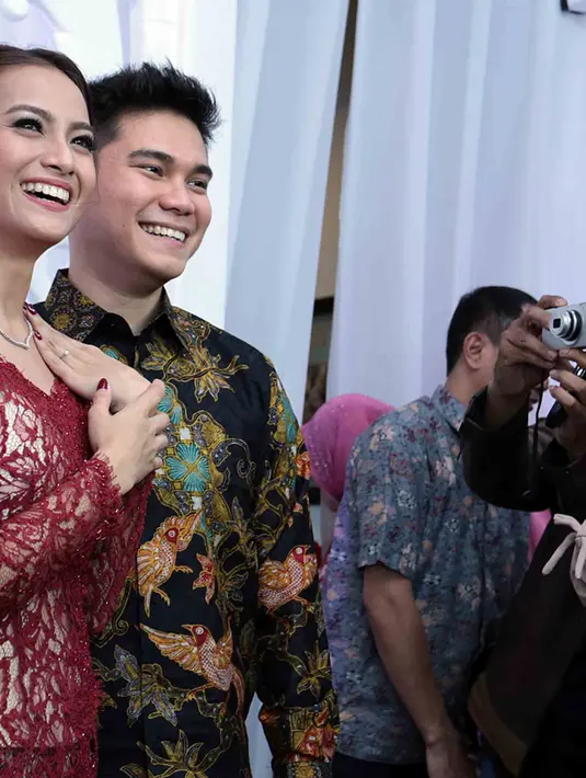 "Yang duluan naksir mama aku sih sebenernya. Jadi aku ikut aja sebagai anak, pas terakhir ketemu dia lagi, aku langsung dilamar," ujar Acha Septriasa usai lamaran di kawasan Tebet, Jakarta Selatan, Minggu (4/12). (Deki Prayoga/Bintang.com)