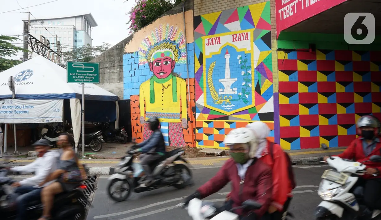 Kendaraan melintasi tembok kolong jembatan Stasiun Kereta Api Cawang yang dihiasi mural bernuansa kemerdekaan di Jakarta, Rabu (12/8/2020). Pembuatan mural di lokasi dilakukan dalam rangka menyambut Hari Ulang Tahun (HUT) ke-75 Kemerdekaan RI. (Liputan6.com/Immanuel Antonius)
