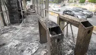 Kondisi halte transjakarta yang dibakar oleh massa perusuh di Kawasan Bundaran HI Jakarta, Jumat (9/10/2020). Demo menolak omnibus law Undang-Undang (UU) Cipta Kerja diwarnai kericuhan dan pembakaran terhadap sejumlah halte Transjakarta. (merdeka.com/Dwi Narwoko)