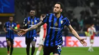 Pada menit ke-51, Inter Milan kembali unggul. Eksekusi penalti Hakan Calhanoglu sukses merobek jala gawang Feyenoord. (Isabella BONOTTO/AFP)