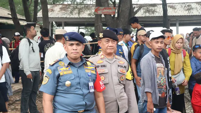Berdasarkan data KSOP Kelas IV Kepulauan Seribu, jumlah pengguna jasa penyebrangan dari tanggal 25-31 Desember selama Nataru terdiri atas pengunjung tiba mencapai 20.919 orang. (Dok Kemenhub)