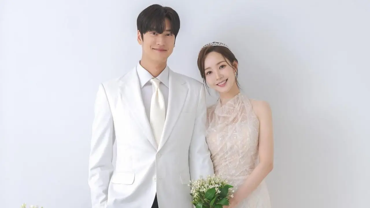 Na In Woo dan Park Min Young jadi pengantin di drakor "Marry My Husband". [Foto: Instagram/rachel_mypark]