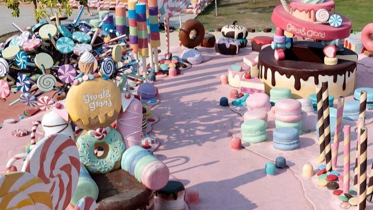 Destinasi wisata terbaru ini juga menampilkan sudut-sudut foto menarik yang terdapat es krim, cup cakes, donat, cokelat, wafer, dan aneka gula-gula berukuran raksasa. <br>(Foto MANAN VATSYAYANA / AFP)<br>