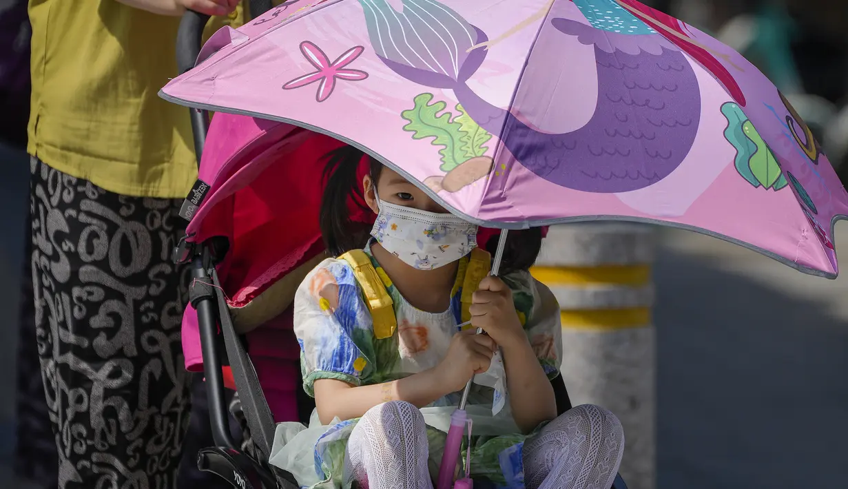 China berada di tengah gelombang panas. Suhu di ibu kota Beijing mencapai 35°C hari ini, dengan beberapa bagian China utara juga diperkirakan akan melampaui 30°C dalam beberapa hari mendatang.  (AP Photo/Andy Wong)