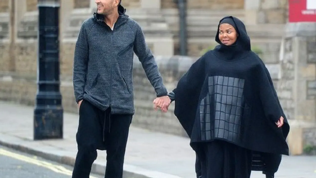 Janet Jackson dan suaminya Wissam Al Manna terlihat bersama menyusuri jalanan London. (via. Mirror)