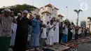Ribuan warga memadati jalan Matraman Jatinegara Barat, Jakarta Timur, untuk melaksanakan Shalat Idul Adha 1444 H, pada Kamis (26/6/2023) pagi. (merdeka.com/Imam Buhori)