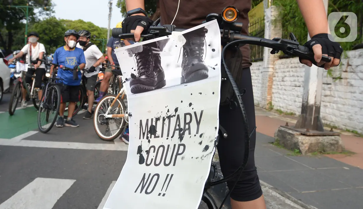 Peserta aksi SaveMyanmar menempelkan poster pada sepedanya di kawasan Bundaran HI, Jakarta, Sabtu (24/4/2021). Aksi ini bentuk kecaman atas kudeta ilegal dan menuntut militer Myanmar segera mengakhiri kekerasan serta mengembalikan demokrasi sesuai keinginan rakyat Myanmar. (merdeka.com/Imam Buhori)