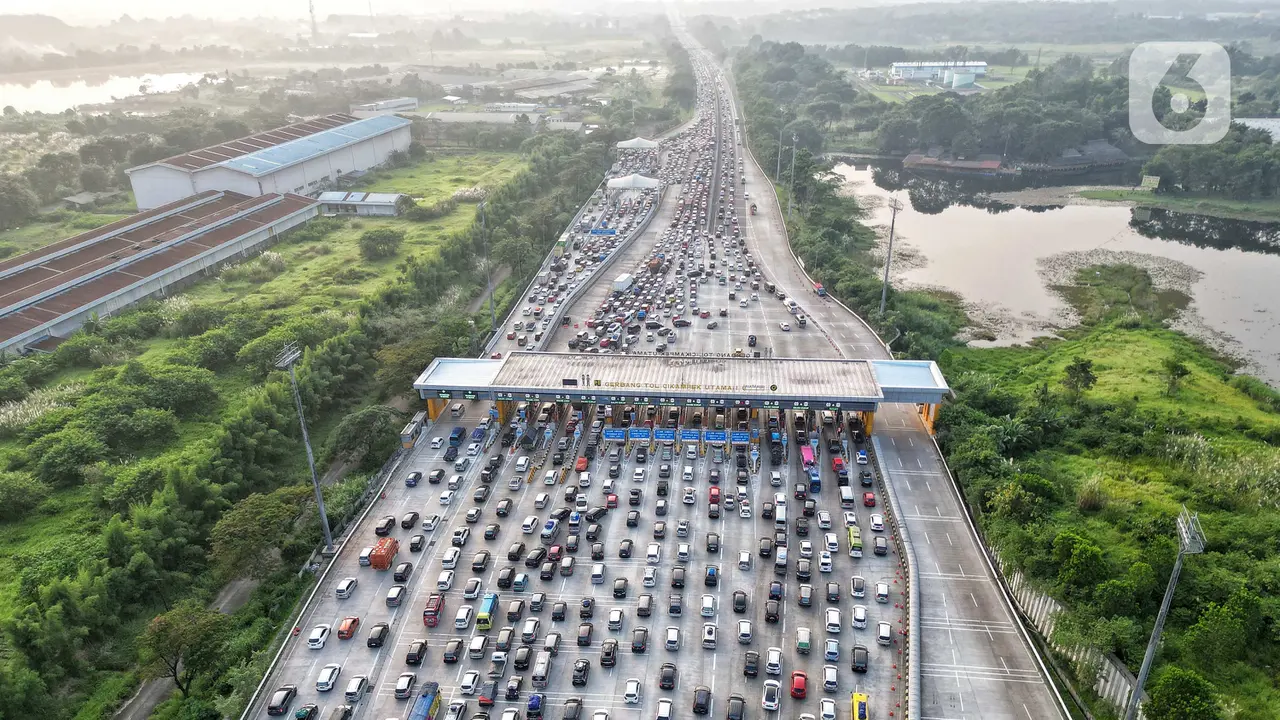 Foto Udara Antrean Kendaraan Pemudik di Gerbang Tol Cikampek