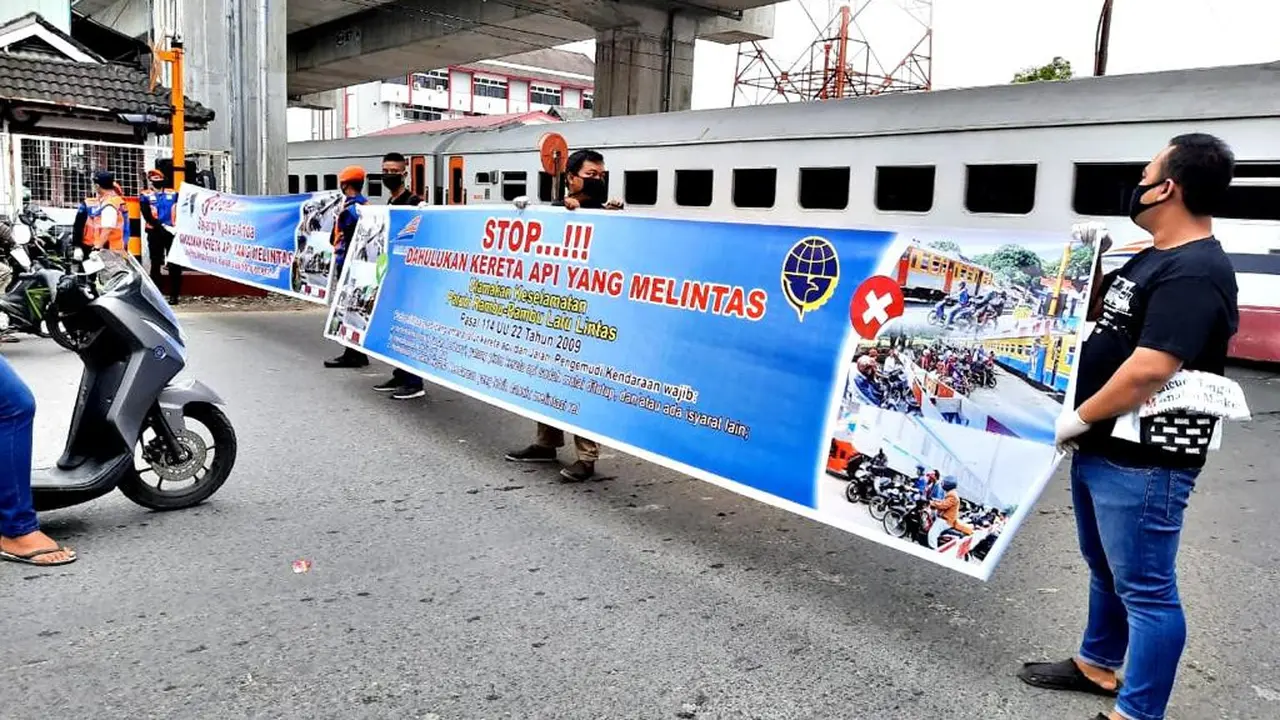 KAI Divre I SU secara rutin dan berkesinambungan melakukan sosialisasi keselamatan di perlintasan sebidang kereta api