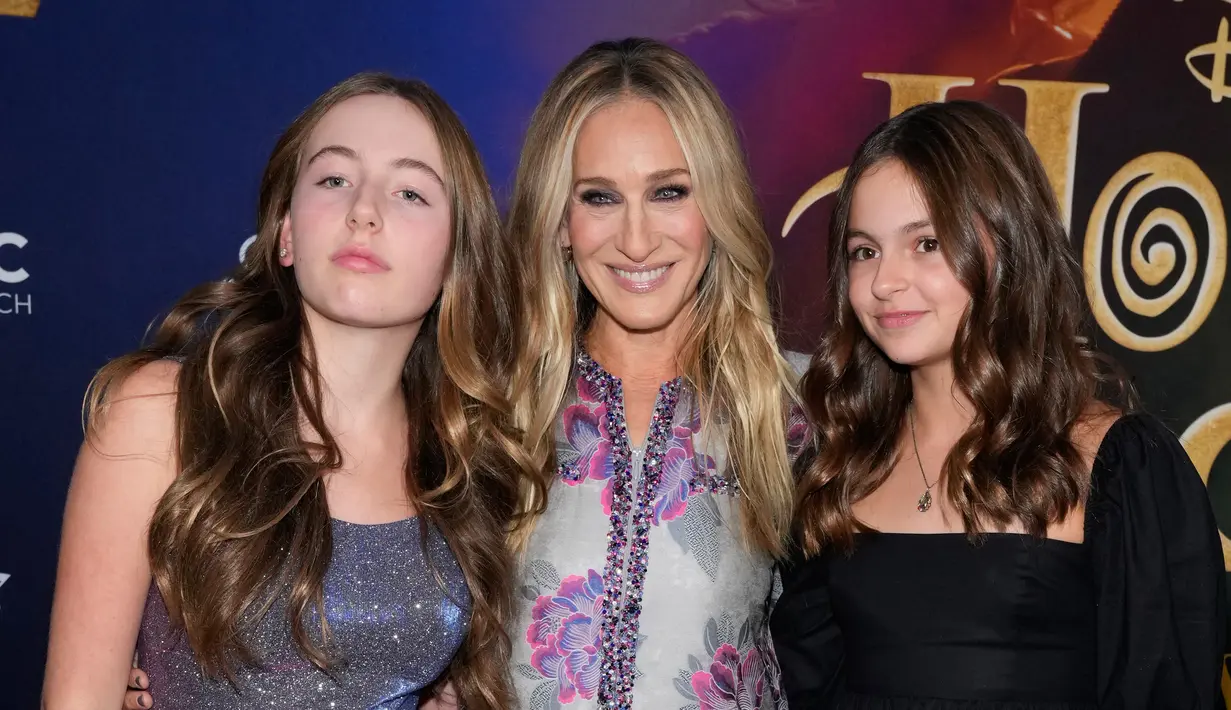 Sarah Jessica Parker (tengah) bersama putrinya Marion Loretta Elwell Broderick (kiri) dan Tabitha Hodge Broderick menghadiri pemutaran perdana film Hocus Pocus 2 di AMC Lincoln Square, New York, Amerika Serikat, 27 September 2022. Pakaian yang dikenakan menampilkan aksen biru, ungu, dan merah muda. (Photo by Charles Sykes/Invision/AP)
