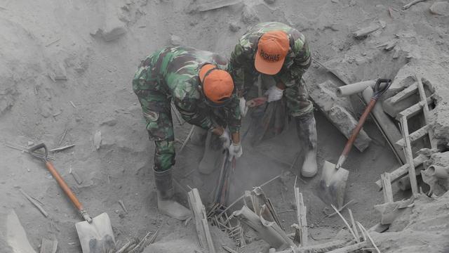 Perjuangan Tim Penyelamat Cari Korban Erupsi Gunung Semeru