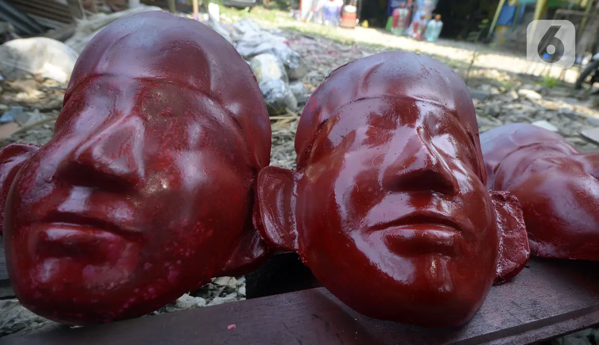 Karakter wajah ondel-ondel sedang dikeringkan usai dicat di Kawasan Perkampungan Budaya Betawi, Setu Babakan, Jagakarsa, Jakarta Selatan, Selasa (28/7/2020). Ondel-ondel tersebut dijual mulai dari Rp 35 ribu hingga Rp hingga 8 juta. (merdeka.com/Dwi Narwoko)