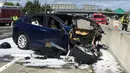 Foto pada tanggal 23 Maret 2018, kondisi mobil listrik Tesla yang hancur usai kecelakaan di Mountain View, California. Mobil Tesla Model X bertabrakan dengan pembatas jalan tol, mobil itu terbakar sebelum dihantam oleh dua mobil lainnya. (KTVU via AP)