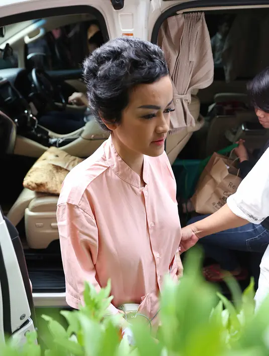 Jupe melakukan operasi hari ini untuk menghindari overdosis. Lantaran penyakit kanker serviks, perut, punggung dan juga kaki sering mengalami sakit. Untuk menghilangkan rasa sakit itu, ia meminum obat. (Nurwahyunan/Bintang.com)