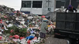 Pemulung mengambil sampah di tempat pembuangan sampah (TPS) di Blok C Pasar Minggu, Jakarta, Minggu (30/4). DPRD DKI meminta pemindahan TPS dekat Lokasi Binaan (Lokbin) Blok C Pasar Minggu dipercepat karena tidak layak. (Liputan6.com/Yoppy Renato)