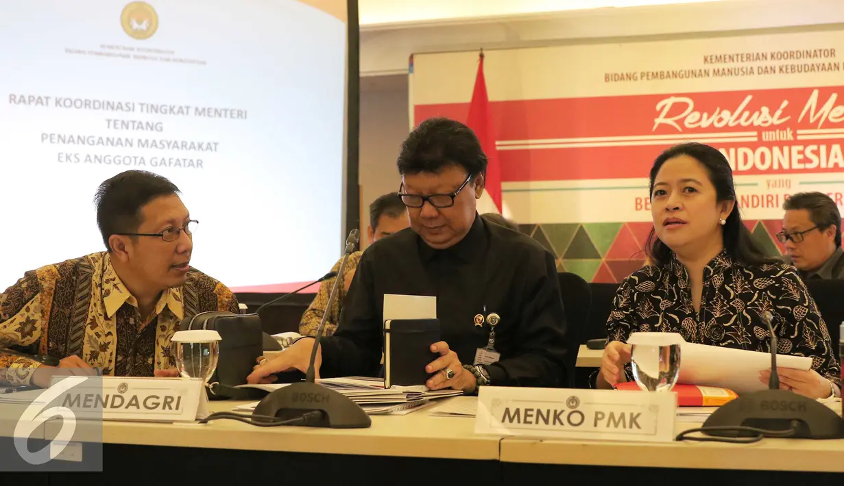Menko PMK Puan Maharani dan sejumlah menteri saat rapat khusus di Kantor Menko PMK, Jakarta, Selasa (2/2). Rapat membahas nasib ribuan pengungsi Gafatar yang berada di penampungan usai mereka diusir penduduk di Kalimantan. (Liputan6.com/Angga Yuniar)