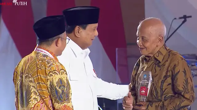 Momen Prabowo Subianto Beri Anugerah Guru Hebat Indonesia 2024 pada Mbah Guru Matematika dan Pendiri Gubuk Baca