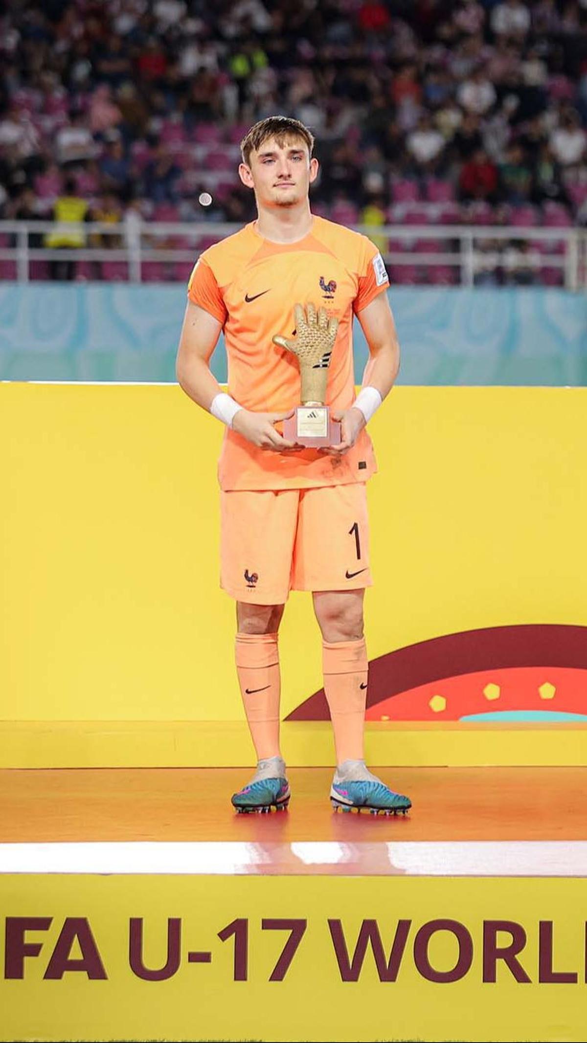 Kiper Prancis U-17 Paul Argney yang membawa timnya meraih peringkat kedua Piala Dunia U-17 2023 dianugerahi penghargaan Golden Glove.