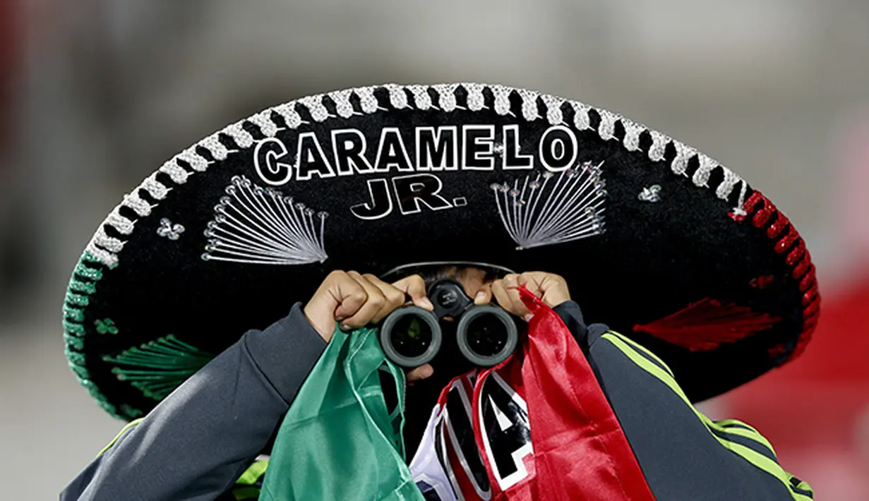 Suporter di Copa America 2015 berdandan dengan unik menggunakan topi sombrero khas Meksiko. (EPA/Felipe Trueba)