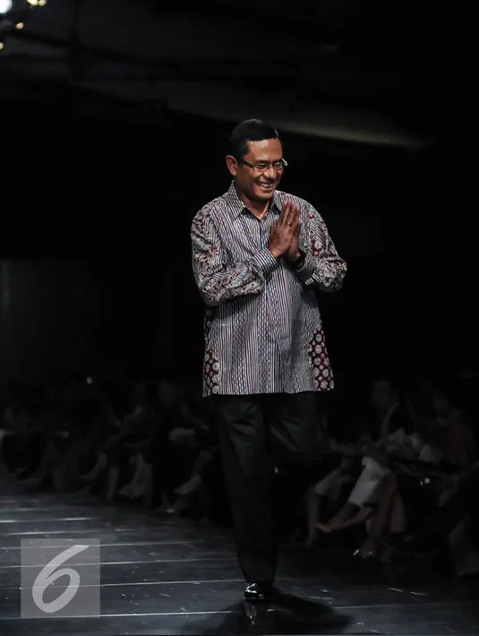 Saleh Husin tampil mengenakan batik rancangan Alleira Batik dalam acara Alleira Annual Fashion Show 2016 di Jakarta, Kamis (6/10). Puluhan motif batik dari tanah Jawa tak ada habisnya dieksplorasi dalam fashion show itu. (Liputan6.com/Faizal Fanani)