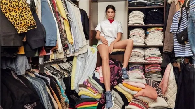 [Bintang] Tampil Energik, Kendall Jenner Ciptakan Desain Sneakers Adidas Arkyn