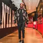 Justin Holiday mengenakan jaket bomber batik rancangan Ai Syarif. (dok. Instagram @justholla7/https://www.instagram.com/p/ClUnloBp4lo/?hl=en/Dinny Mutiah)