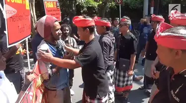 Unjuk rasa yang digelar Aliansi Mahasiswa Papua Komite Kota Bali,berlangsung tegang. Puluhan pecalang dan ormas juga mememaksa para demonstran bubar.