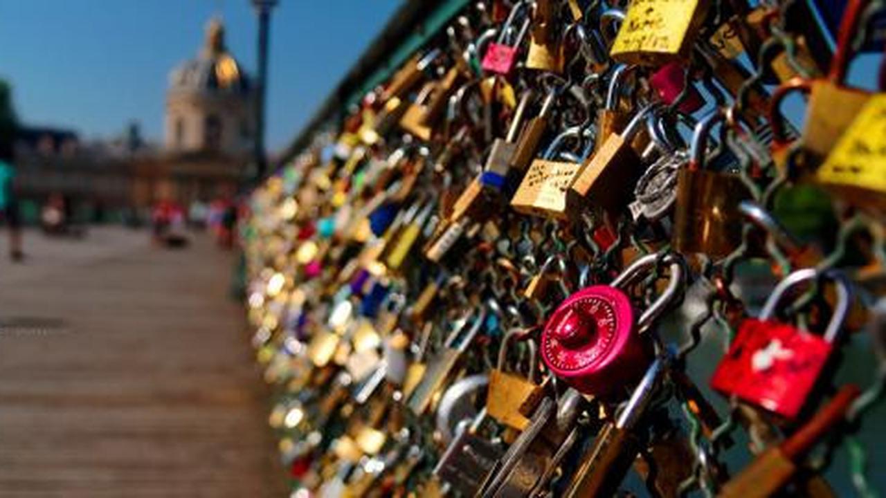 Pasangan gembok untuk abadikan cinta di Ponts des Arts Paris