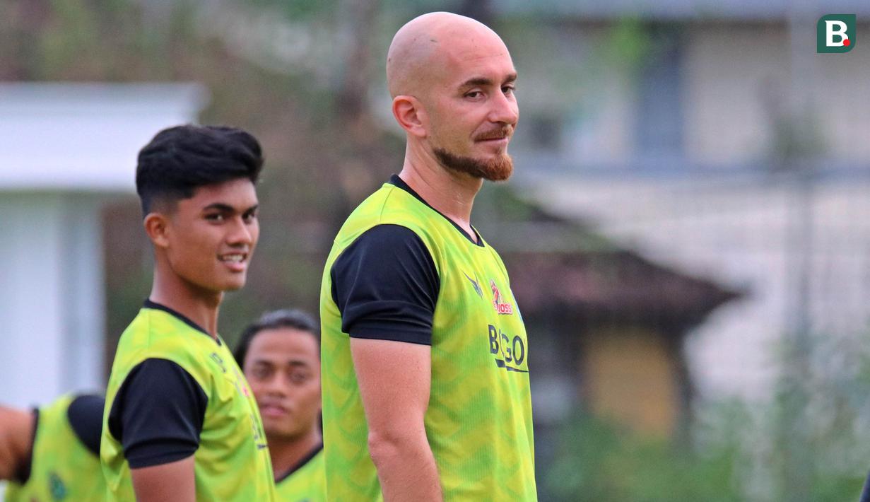 Mereka adalah tiga pemain yang sempat terpapar COVID-19, yaitu Shumeiko Veniamin, Sergey Pushniakou dan Dimas Drajad. (Bola.com/Nandang Permana)