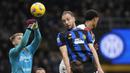 Pemain Inter Milan, Carlos Augusto, duel udara dengan kiper Genoa, Josep Martinez, pada laga Liga Italia di Stadion Giuseppe Meazza, Selasa (5/3/2024). (AP Photo/Luca Bruno)
