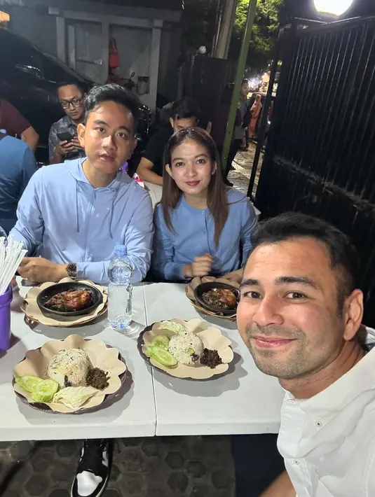 Momen akrab lainnya memperlihatkan Raffi Ahmad makan di tenda bareng Gibran dan Selvi Ananda. Selvi tampil kasual mengenakan atasan kaus biru muda lengan panjang, sederhana menikmati makanan di warung tenda. [Foto: Instagram/raffinagita1717]