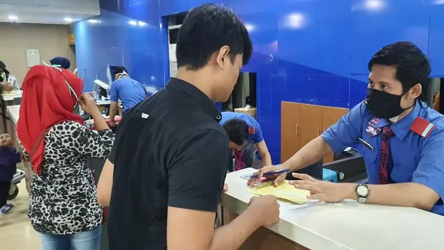 PT Angkasa Pura II (Persero) dan Kantor Kesehatan Pelabuhan (KKP) menjalankan prosedur pengisian Kartu Kewaspadaan Kesehatan atau Health Alert Card/HAC oleh penumpang pesawat di rute domestik.