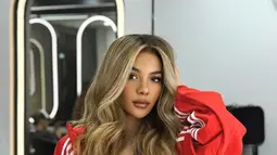 Diubah warna rambutnya jadi pirang oleh penata rambut yang jadi langganan artis, Zsa Zsa Utari tampil manglingi. (Liputan6.com/IG/@zsazsautari)
