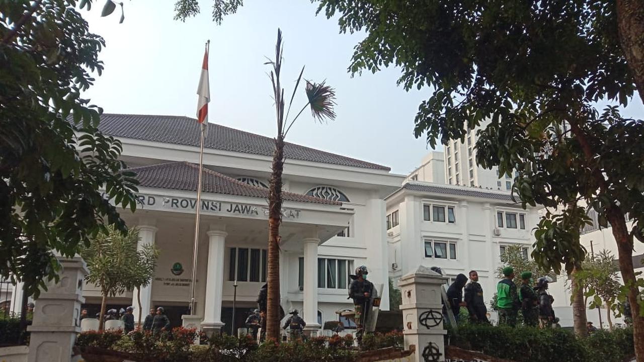 Tembok Pagar DPRD Jabar Jebol