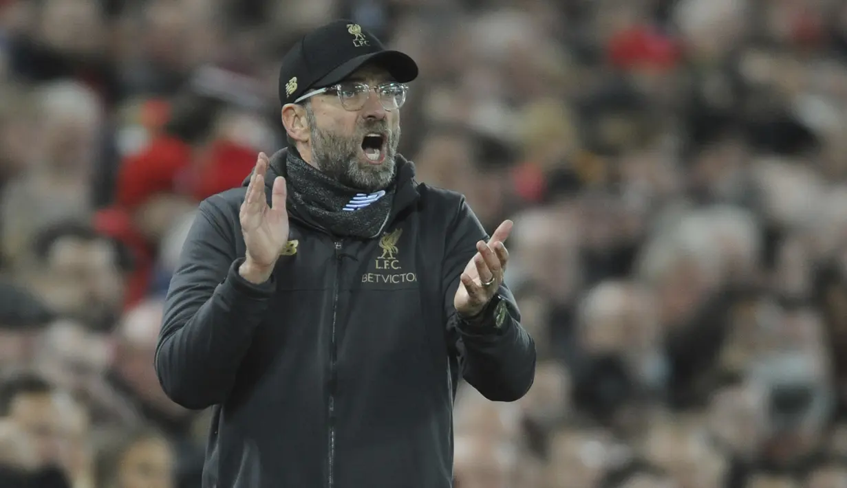 Pelatih Liverpool, Juergen Klopp, memberikan instruksi saat melawan Arsenal pada laga Premier League di Stadion Anfield, Liverpool, Sabtu (29/12). Liverpool menang 5-1 atas Arsenal. (AP/Rui Veira)