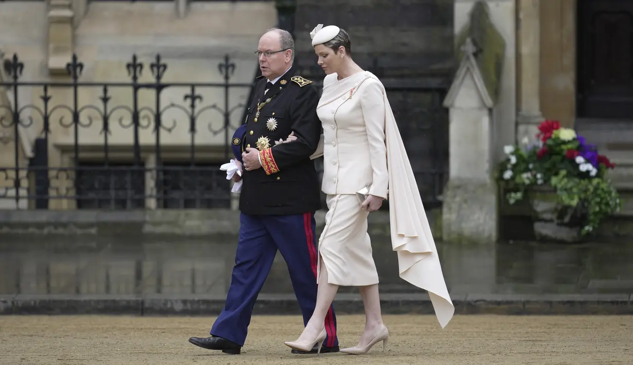 Pangeran Albert dan Putri Charlene dari Monako tiba menjelang penobatan Raja Charles III dan Permaisuri Camilla, di London, Sabtu, 6 Mei 2023. (AP Photo/Kin Cheung)