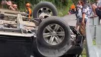Detik-detik Mobil Wisatawan Berisi 7 Orang Terbalik di Jalur Cisarakan Sukabumi, 2 Penumpang Luka-luka