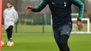 Bek Tottenham Hotspur, Kyle Walker-Peters menggiring bola saat latihan di Pusat Pelatihan Enfield, London utara (12/2). Tottenham akan bertanding melawan Borrusia Dortmund pada 16 besar Liga Champions di stadion Wambley. (AFP Photo/Glyn Kirk)