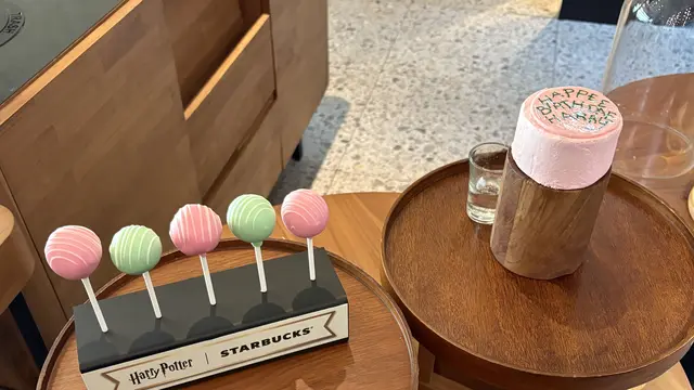 Kue “Happee Birthdae” dan Honeydukes Cake Pops. [Anisha/Fimela]