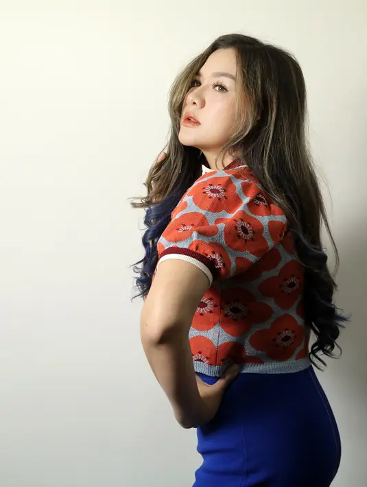 Kepada Fimela, Vicky pun mengungkap rasa syukurnya memiliki suami yang sangat suportif. "Suamiku nggak resek ya tipenya, alhamdulillah. Kalau resek nggak aku nikahin kayaknya. Jadi alhamdulillah suamiku ini dalam setiap kerjaanku itu tidak ikut campur," kata Vicky Shu. [Foto: Bambang E. Ros/Fimela]